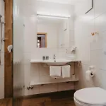 فندق Hirschenwirt 3*